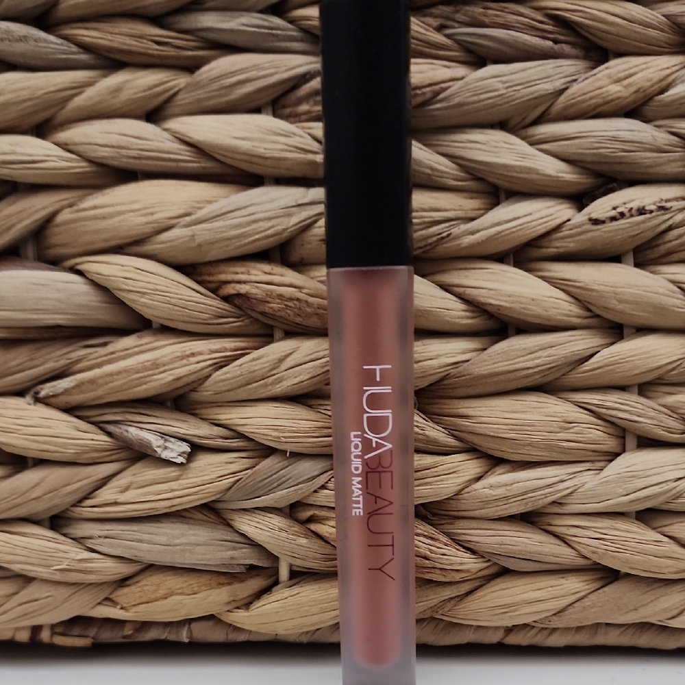 HUDA BEAUTY Liquid Matte Lipstick - Warm Brown